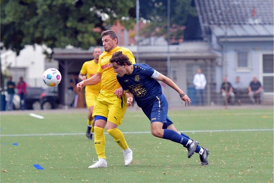Bester Torschütze: Rober Janosch (vorne, hier im Zweikampf mit Sinisa Pitlovic von der FSG Riedrode II) hat in dieser Saison bisher zehn Treffer für die TG Jahn Trösel in der Fußball-Kreisliga A erzielt. 	Archivfoto: Dagmar Jährling