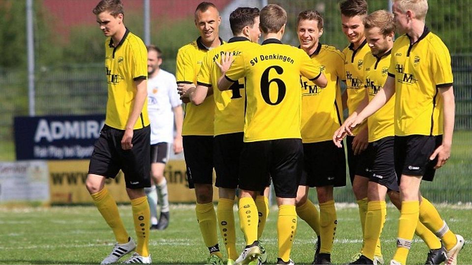 Schützenfest in Denkingen: Hier bejubeln die Spieler von Trainer Helmut Wunderlich das 6:0 von Florian Bezikofer. Durch den klaren Heimsieg wahrten die Schwarz-Gelben ihre Chancen auf Platz zwei, der am Ende der Saison zur Teilnahme an den Aufstiegsrele Foto: Karl-Heinz Bodon