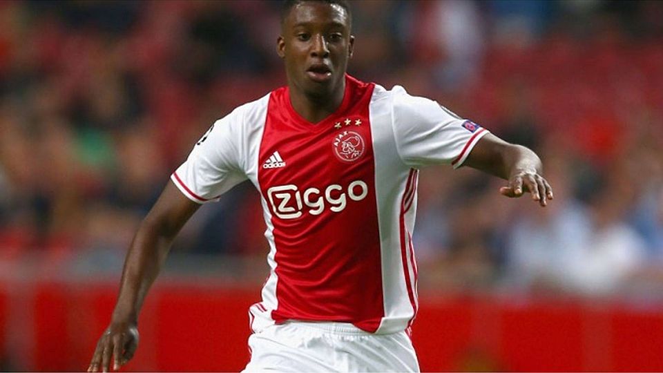 Der VfL Wolfsburg hat den holländischen Nationalspieler Riechedly Bazoer verpflichtet. Foto: Getty Images