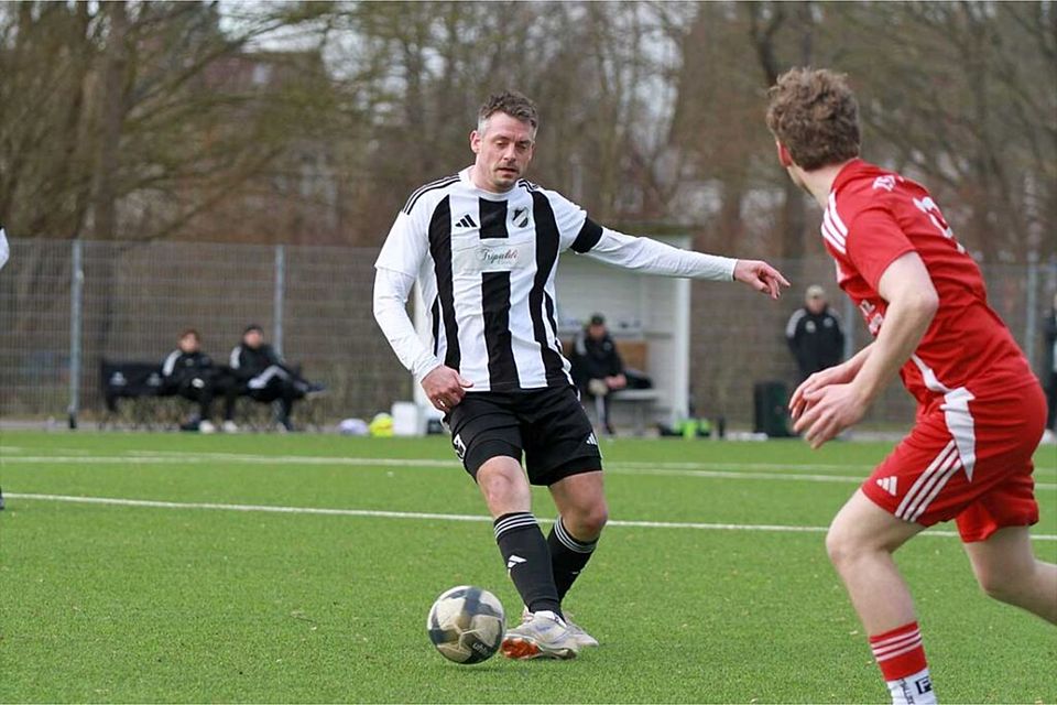 Dennis Lühr (am Ball, Heikendorfer SV). Dennis Lühr (am Ball, Heikendorfer SV).