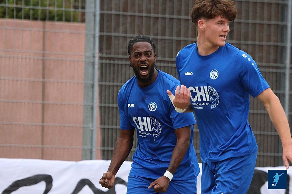 Der FV Biebrich 02 um Vize-Kapitän Derrick Amoako (links) und Stürmer Elias Walter (rechts) können gegen die SG Walluf den zweiten Platz klar machen. 
