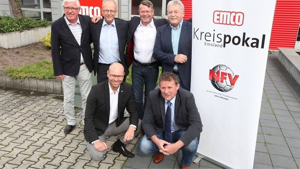 Partner für einen starken Pokalwettbewerb: (v.l.) Hubert Börger (NFV Emsland), Martin Gerenkamp, Christian Gnaß (Emco-Geschäftsführer), Hermann Wilkens (NFV), kniend: Kay-Uwe von Hebel, Berthold Suhl.