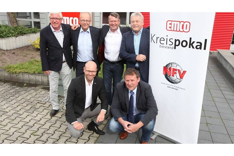 Partner für einen starken Pokalwettbewerb: (v.l.) Hubert Börger (NFV Emsland), Martin Gerenkamp, Christian Gnaß (Emco-Geschäftsführer), Hermann Wilkens (NFV), kniend: Kay-Uwe von Hebel, Berthold Suhl.