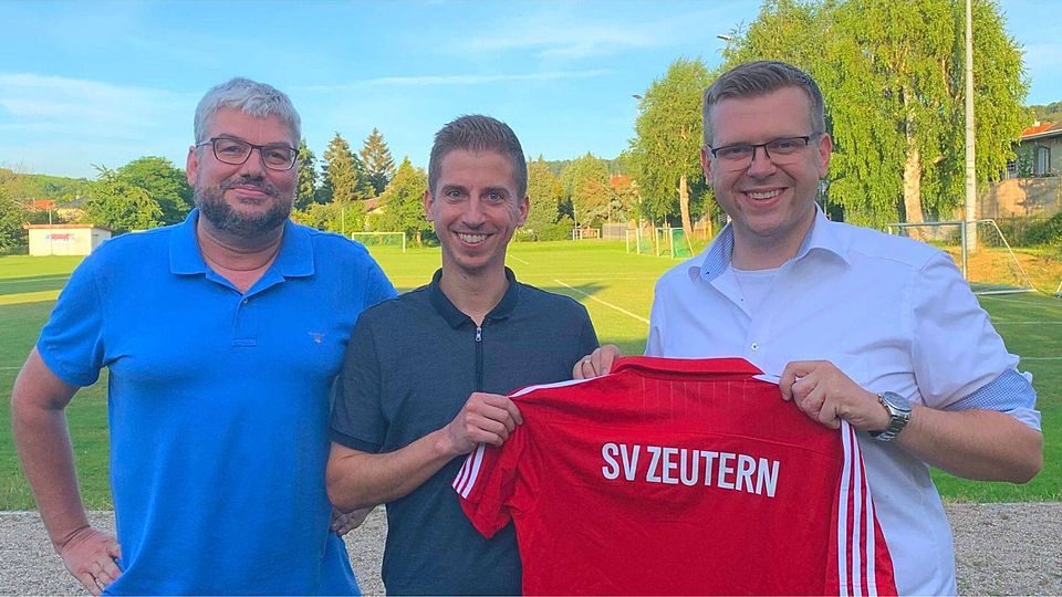 Jens Pleger wechselt zum SVZ; v.l.n.r.: Patrick Schwarz (1. Vorstand), Jens Pleger und Michael Wahl (Sportvorstand)
