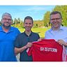 Jens Pleger wechselt zum SVZ; v.l.n.r.: Patrick Schwarz (1. Vorstand), Jens Pleger und Michael Wahl (Sportvorstand)