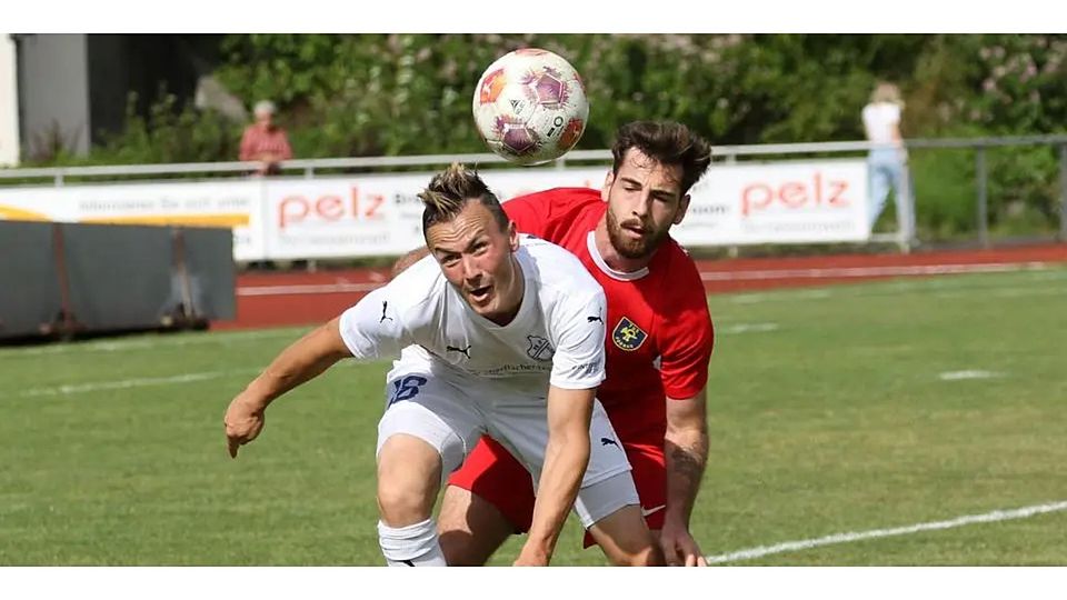 Abflug Richtung FSV Sterzhausen: Sven Brunet (vorne) verlässt in der Winterpause wie sein Bruder Max den Fußball-Verbandsligisten FV Breidenbach und spielt künftig wieder unter seinem Vater für den Tabellenführer der B-Liga Marburg (Gruppe 2). © Jens Schmidt