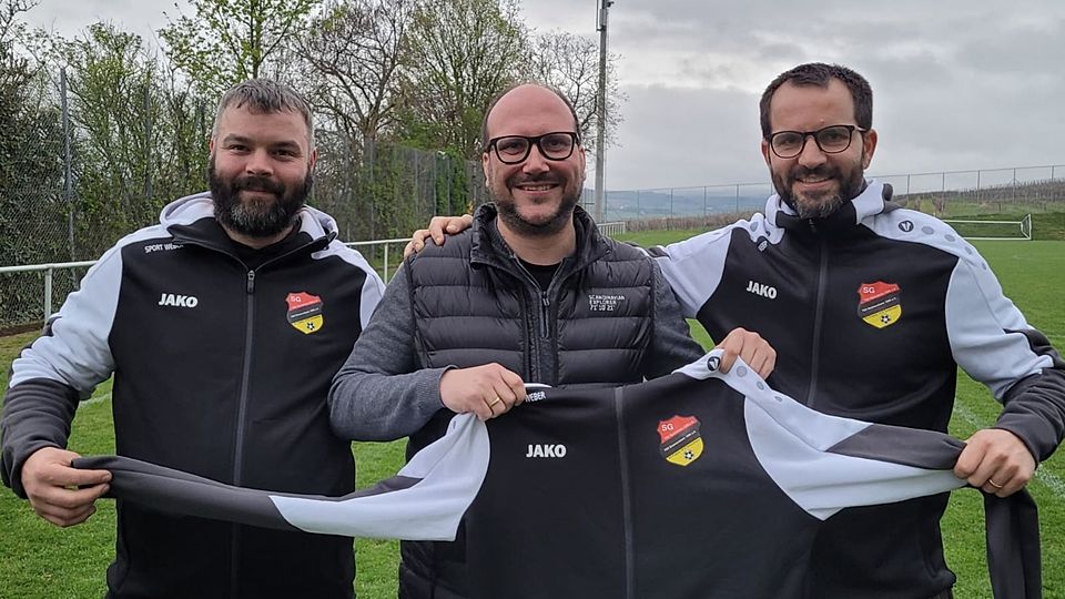 Manuel Inboden (links) und Johannes Neßbach (rechts) stellen Eric Oehler (Mitte) als neuen Trainer der SG SpoDrOck vor.