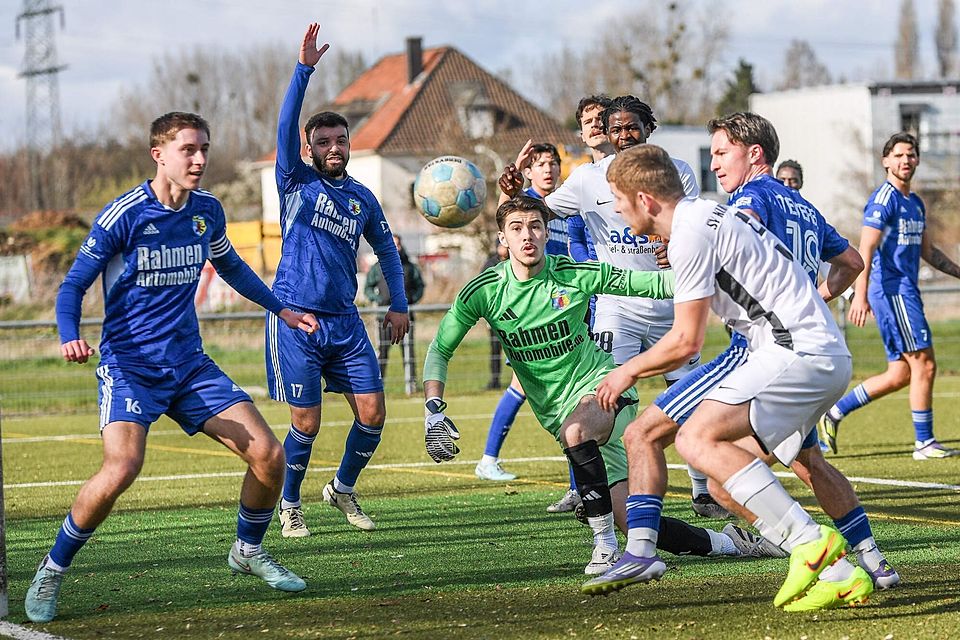 Viel los: In der Schlussphase gewinnt Kurdistan Düren noch das Spiel gegen Germania Teveren. Viel los: In der Schlussphase gewinnt Kurdistan Düren noch das Spiel gegen Germania Teveren.