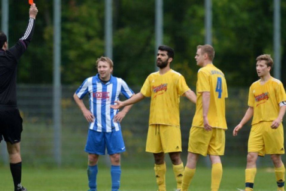 Szene aus der Begebung SC Achmer (blau-weiß) und dem FCR Bramsche. Foto: Rolf Kamper