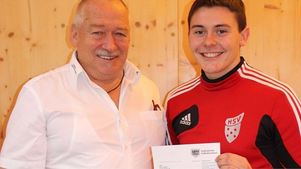 Der Ehrenamtsbeauftragte des  Bezirks Schwarzwald, Rudolf Kleiser, überreichte dem aktiven Fußballer und Jugendtrainer des SV Hinterzarten, Kevin Steiert, die DFB-Auszeichnung „Fußballheld 2017“.       |Foto: Dieter Maurer