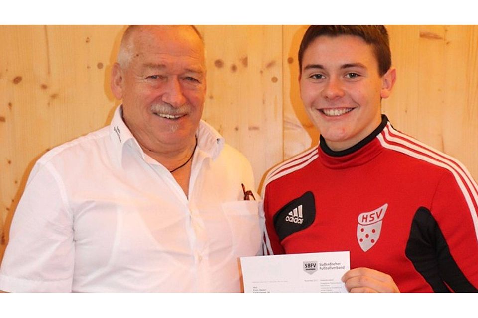 Der Ehrenamtsbeauftragte des  Bezirks Schwarzwald, Rudolf Kleiser, überreichte dem aktiven Fußballer und Jugendtrainer des SV Hinterzarten, Kevin Steiert, die DFB-Auszeichnung „Fußballheld 2017“.       |Foto: Dieter Maurer