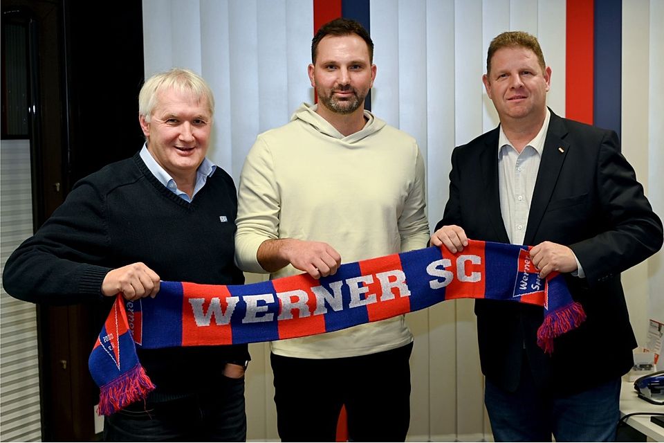 Fußball-Vorstand Thomas Overmann (links) mit seinem designierten Nachfolger Dirk Abdinghoff (rechts) und dem neuen Coach für die kommende Spielzeit Sven Pahnreck. 