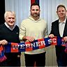 Fußball-Vorstand Thomas Overmann (links) mit seinem designierten Nachfolger Dirk Abdinghoff (rechts) und dem neuen Coach für die kommende Spielzeit Sven Pahnreck. 