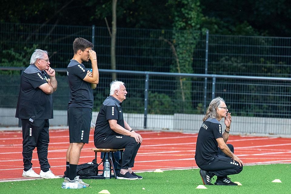Verfolge das Spiel gebannt: Die FCD-Crew um Trainer Ingo Müller (rechts).