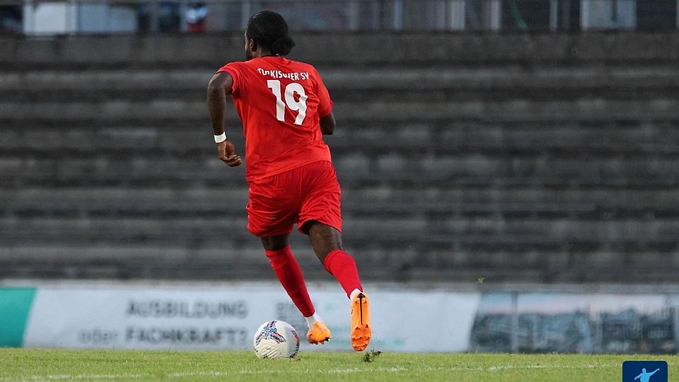 Derrick Amoako dribbelt künftig beim Türkischen SV.