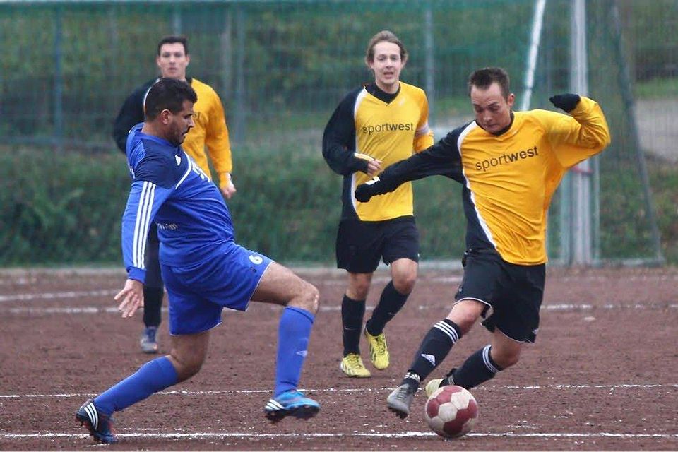 Elegant umkurvt hat Stommeln die Klippe Kreisliga B. Schon vor dem letzten Spieltag steht der VfR als Aufsteiger fest., Foto: F. Bucco