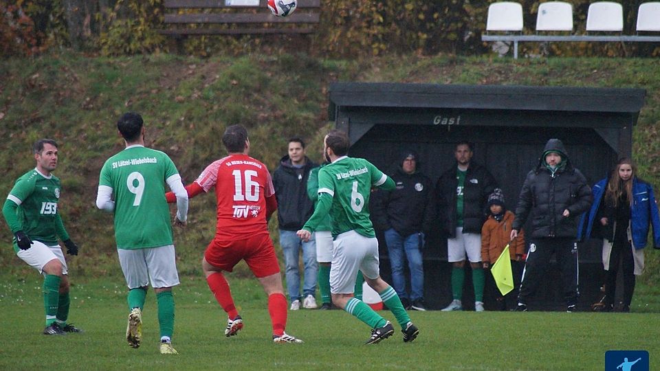 Die Spieler des SV Lützel-Wiebelsbach im Zweikampfduell.