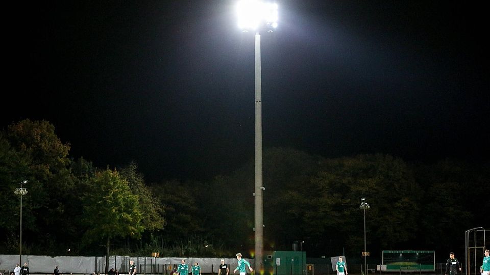 Das Flutlicht auf der Sportanlage des TSV Ottobrunn ist derzeit in aller Munde (Symbolbild).