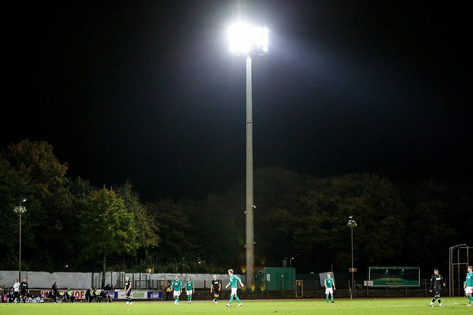 Das Flutlicht auf der Sportanlage des TSV Ottobrunn ist derzeit in aller Munde (Symbolbild).
