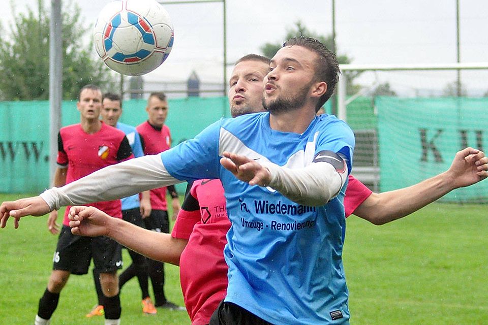 Es sieht auch, als ob Forets Ayhan Kara-Idris (vorne) und Aystettens Max Reiser den Ball küssen wollten. Beide schenkten sich in den Zweikämpfen nichts. Dem VfR-Kapitän gelang kurz vor Schluss der Siegtreffer für den Aufsteiger.  Foto: Oliver Reiser