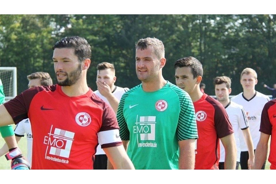 Deniz Siga (links) führt den SV Rot-Weiss Wittlich als Kapitän auf die Spielfelder der Region.