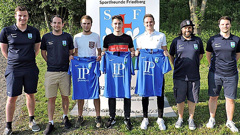 Die Neuzugänge bei den Sportfreunden Friedberg, von links Abteilungsleiter Oliver Seger, Co-Trainer Benjamin Heim, Josef Ebermayer, Imran Mustafi, Valentin Enderle, Abteilungsleiter Stefan Weindl und Trainer Wolfgang Marzini. Auf dem Bild fehlt Safak Cetinkaya.