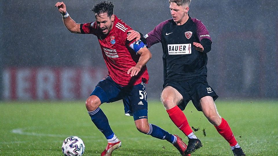 Lukas Sehorz, hier im Trikot des TSV Buchbach, im Zweikampf mit Josef Welzmüller. Fortan läuft der 23-Jährige in der Kreisklasse auf.