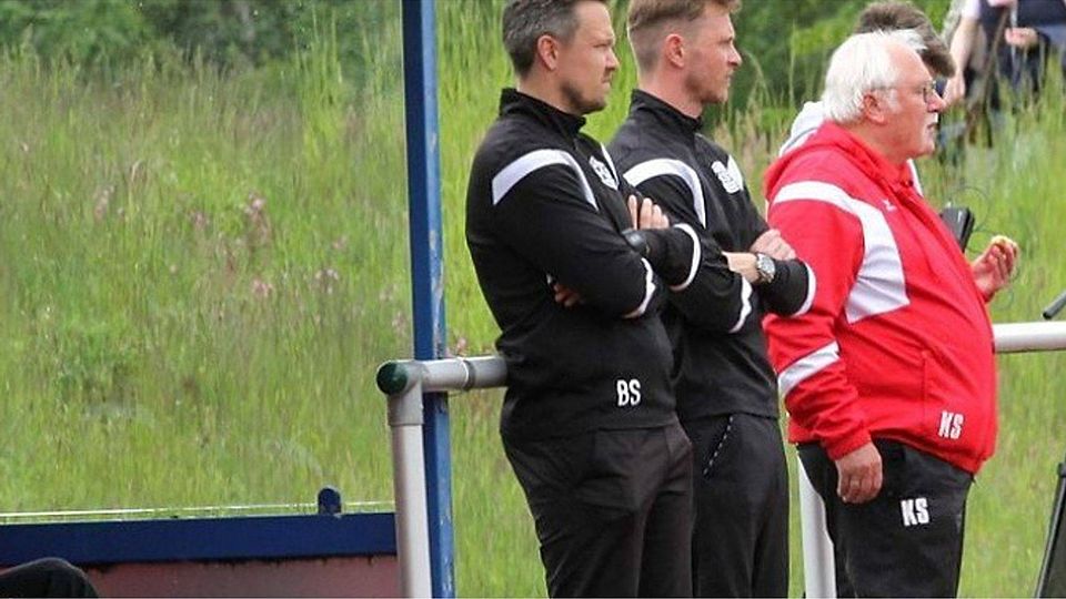 Den Blick nach vorne gerichtet: Das Hövelhofer Trainerduo Björn Schmidt (l.) und Stephan Höcker können zwei neue Gesichter beim Hövelhofer SV begrüßen. F: Tilly
