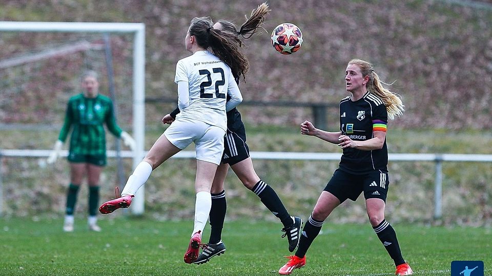 In Alburg treffen die Rudertingerinnen (schwarze Trikots) auf ihren direkten Konkurrenten.