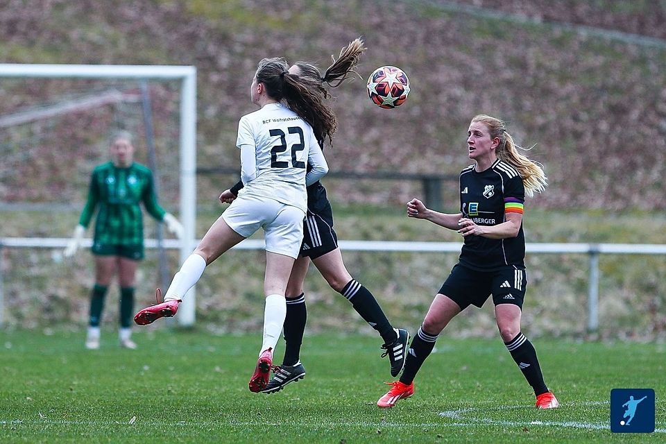 In Alburg treffen die Rudertingerinnen (schwarze Trikots) auf ihren direkten Konkurrenten.