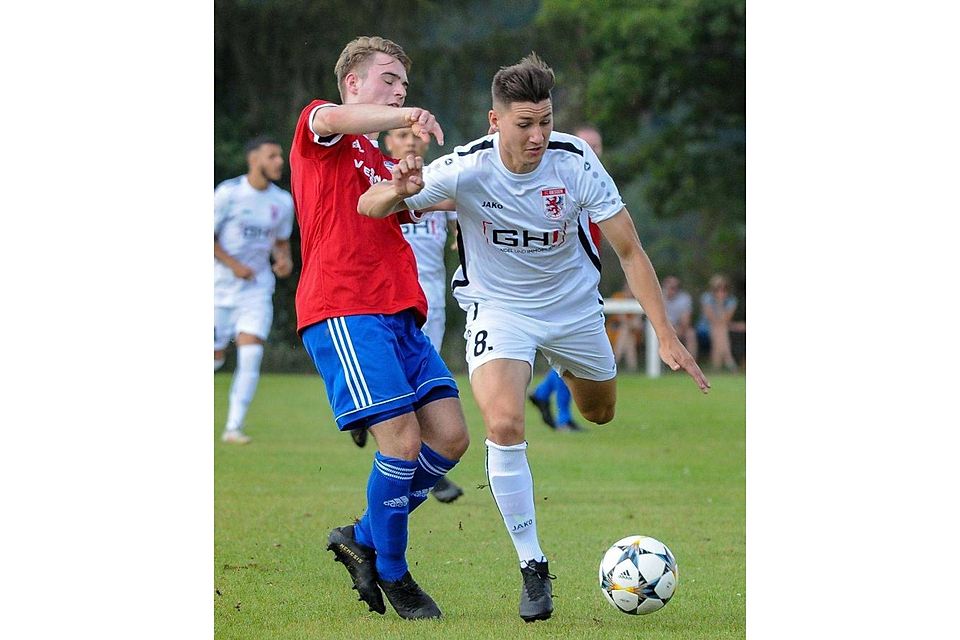 Yann Bangert setzt sich durch – und der FC Gießen II auch: 5:3 heißt es am Ende gegen  den FC Ederbergland.	Foto: Schepp