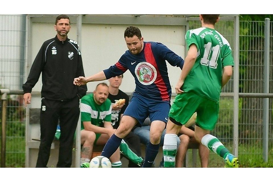 Christopher Jeub (am Ball) vom TV Haßloch will Klein-Geraus Torschützen Patrick Heinl aussteigen lassen. Nach der 1:3-Niederlage gegen Haßloch in der Fußball-A-Liga Groß-Gerau trennte sich Klein-Gerau von Trainer Thorsten Scheer.	Foto: Uwe Krämer