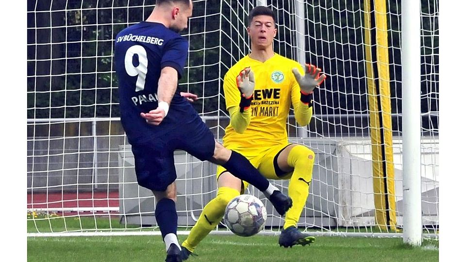 Ingelheims Keeper Bastian Rossmanith (hinten) klärt gegen den Büchelberger Lucas Pascal Palau.	