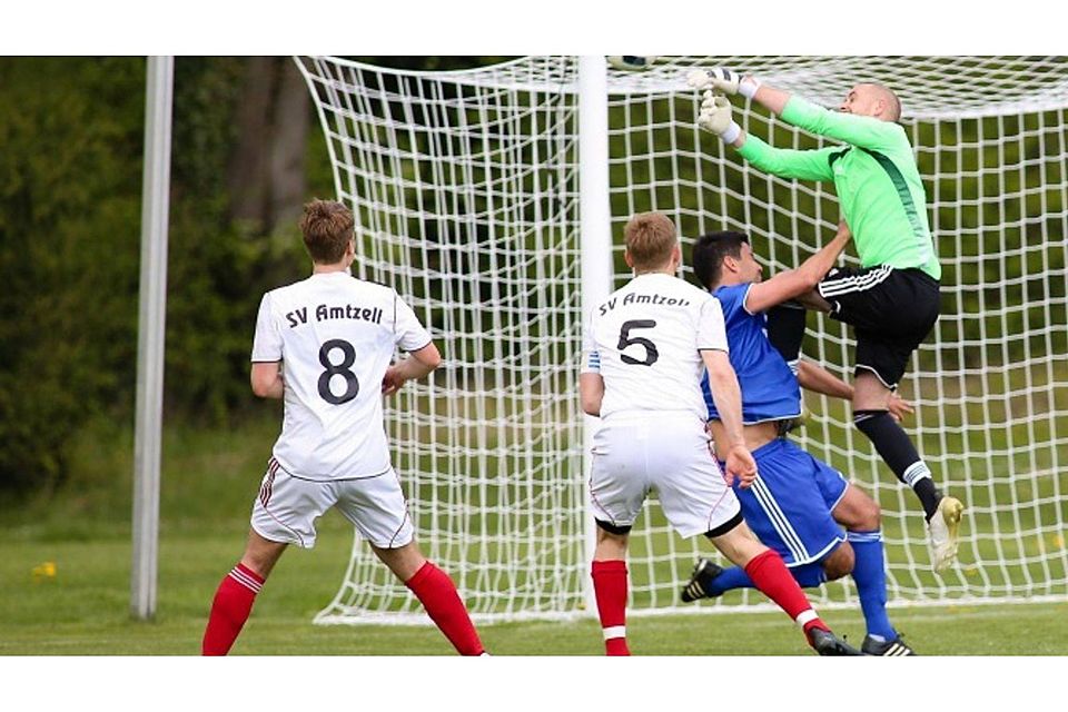 Mit vollem Einsatz – so wie in der Vorsaison in dieser Szene gegen den späteren Meister Ratzenried – will der SV Amtzell auch am Sonntag zu Werke gehen. Foto: Josef Kopf