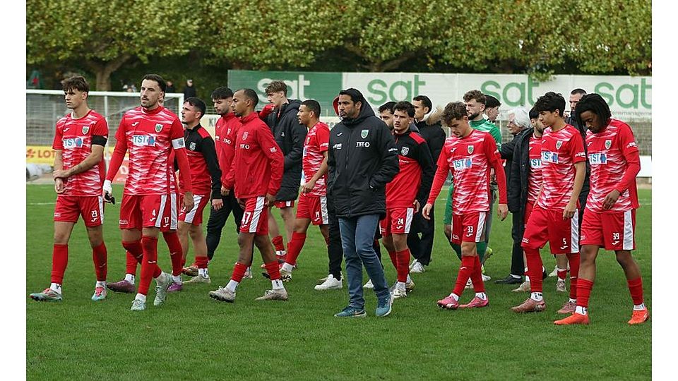 Große Enttäuschung nach überraschender Pleite: Die Oberliga-Mannschaft des VfR Wormatia Worms geht beim FV Eppelborn im Saarland baden.	Foto: Christine Dirigo/pakalski-press