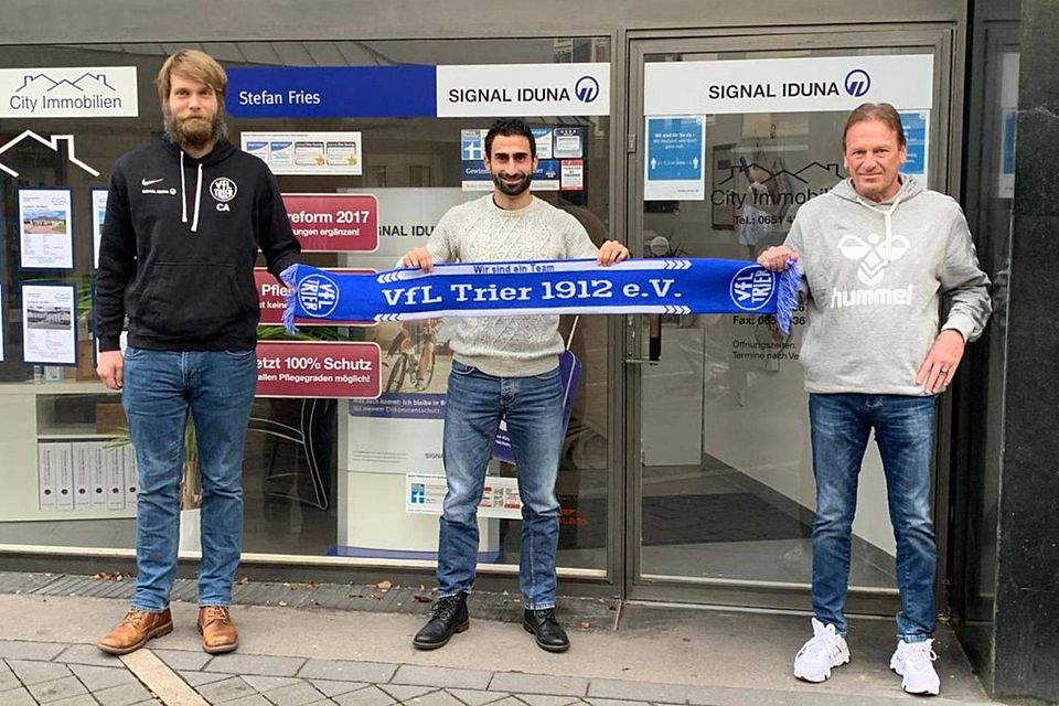 Namhafte Verstärkung für den VfL Trier: Die Vorstandsmitglieder Christian Altmaier (links) und Stefan Fries (rechts) freuen sich über die Verpflichtung von Ahmed Boussi.