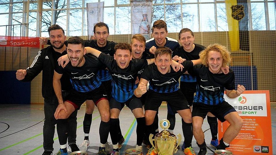 Daumen hoch: Obernzell-Erlau um Coach Tobias Wagner (re.) hat sich den Titel im Landkreis Passau gesichert.