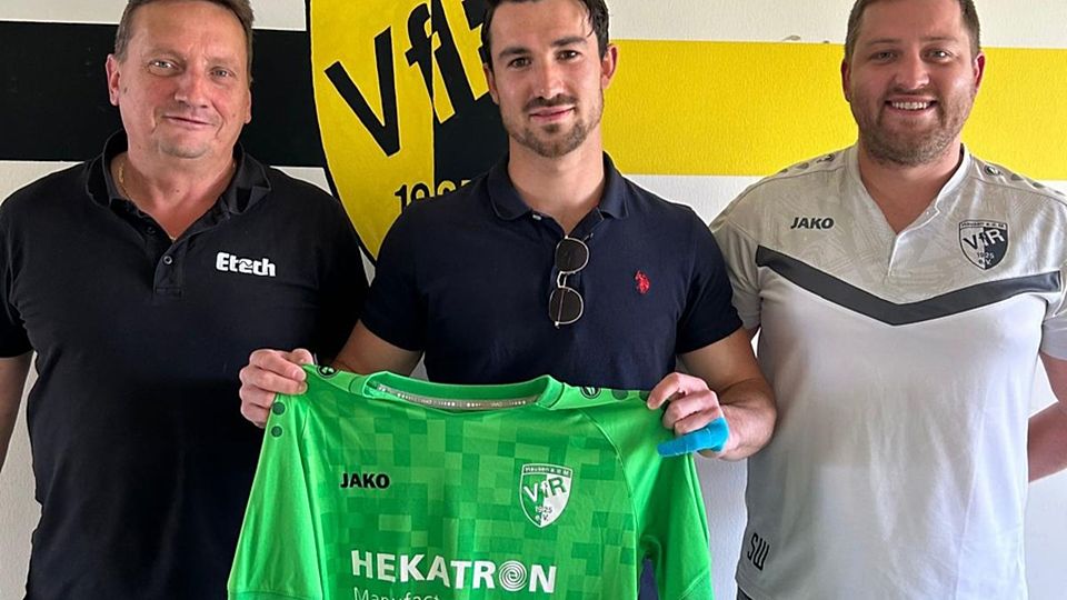 Von links: VfR-Sportchef Frank Nothstein, Neuzugang Elias Kiefl und Sportvorstand Sebastian Wiesler | Foto: Verein
