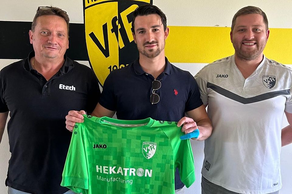 Von links: VfR-Sportchef Frank Nothstein, Neuzugang Elias Kiefl und Sportvorstand Sebastian Wiesler | Foto: Verein