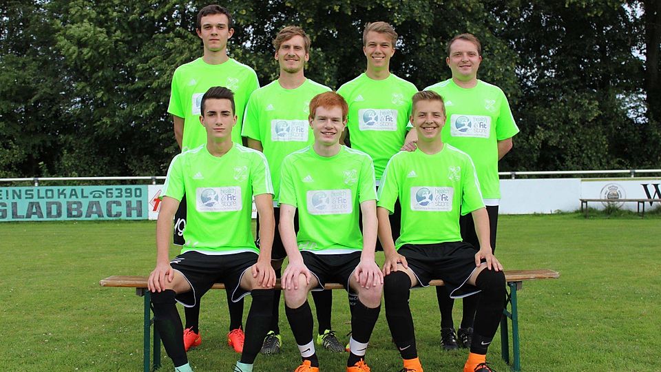 Die Neuzugänge des TSV Tudorf: (hinten links) Mark Petrow, Sören Hake, Tobias Willeke, Trainer Andrej Kostylew, (vorne links) Fabian Hermisch, Marco Wübbeke, Connor Joe Glover.