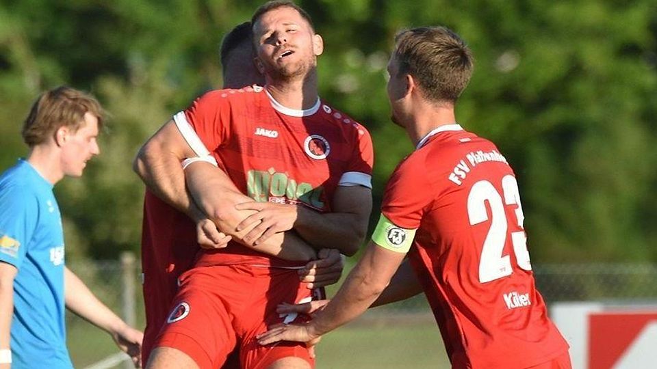 Siebald (M.) und Killer (r.) wurden gemeinsam mit Voelke (nicht auf dem Foto) mit dem FSV Pfaffenhofen Tabellendritter in der Landesliga Südwest.