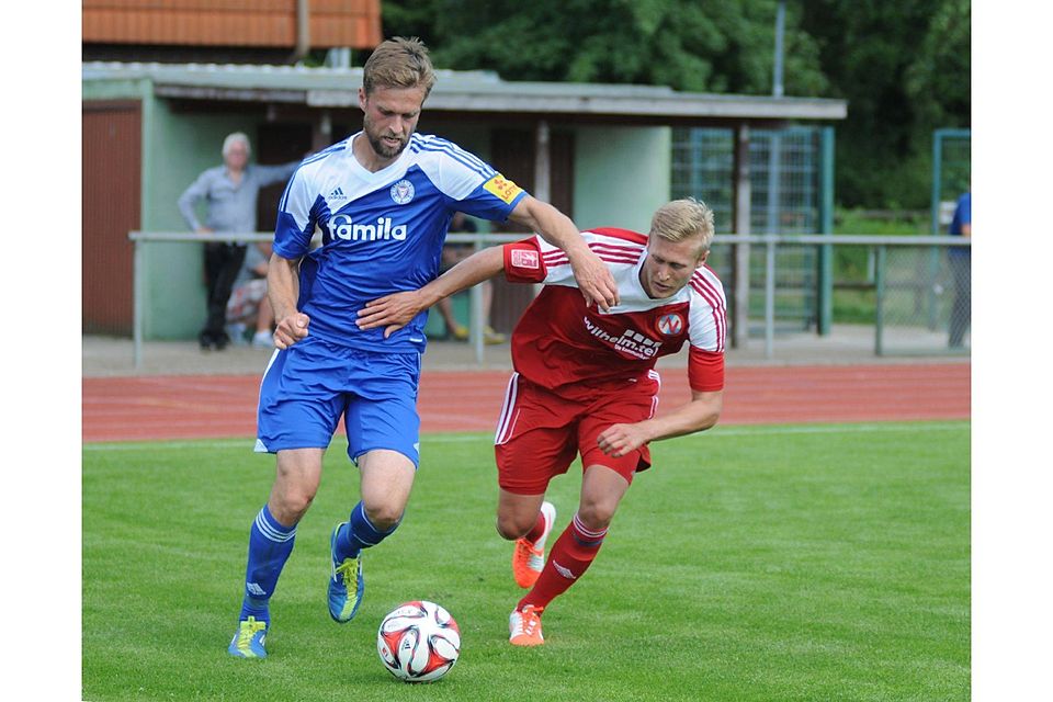 Kehrt wieder zum SV Henstedt-Ulzburg zurück:  Jan Kaetow (hier noch für Norderstedt, im Laufduell mit Kiels Fiete Sykora). Foto: Pamperin