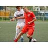 Liefern sich mit ihren Mannschaften ein intensives Duell in der Fußball-Kreisoberliga: Marcel Mautz vom RSV Büblingshausen (l.) und Lars Thomas vom SSV Sechshelden. © Jonathan Ortmann