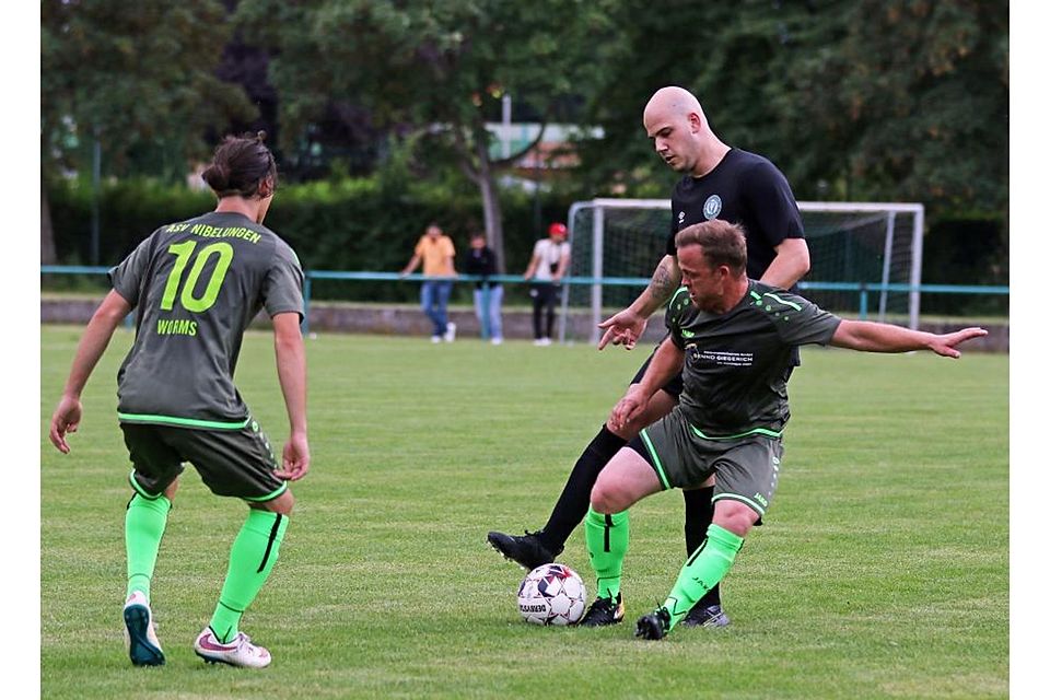 Ungleiches Duell: Nibelungens Dennis Seyfert (vorn) verteidigt den Ball gegen den diesmal im Feld spielenden Celtic-Keeper Manuel Müller. 	