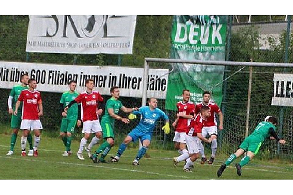 Einen vielleicht vorentscheidenden Rückschlag im Aufstiegskampf erlitt der FC Weiden-Ost (in grün) durch das 3:3 gegen den FC Dießfurt (rotes Trikot). F: Meyer
