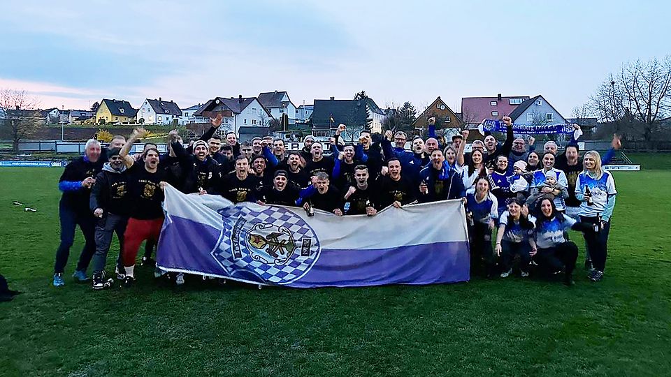 Der TuS Rosenberg ist wieder Kreisligist: Spieler und Fans posieren fürs Meisterfoto. – Foto: Frank Kokott