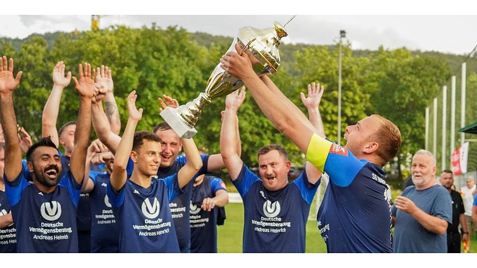 Da ist das Ding: Die SG Nauborn/Laufdorf II bejubelt den Sieg beim Pommes Cup des TSV Albshausen. © Isabel Althof