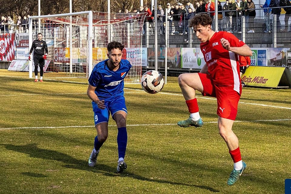 Kai Dusch (li., hier beim Derby in Memmingen im März 2025) soll nach langer Verletzungspause langsam wieder ans Wettkampfgeschehen herangeführt werden. 