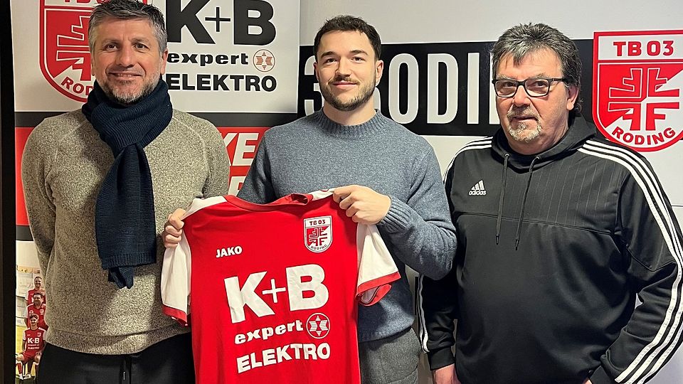 Rodings sportliche Leiter Christian Fleischmann (links) und Rolf Hermes (rechts) präsentieren stolz Neuzugang Nico Bücherl.