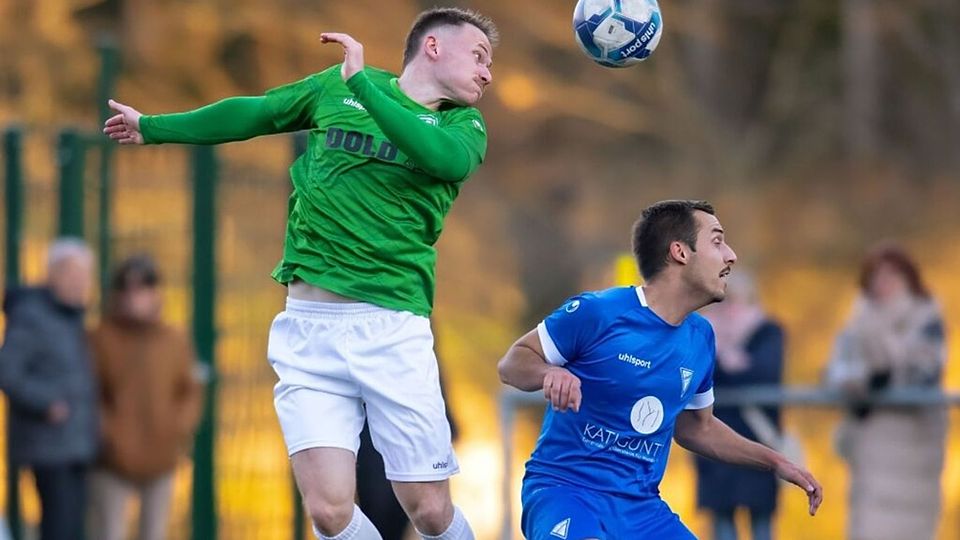 Furtwangens Jens Fichter (links) beweist hier im Duell mit seinen Gegenspieler vom FV Tennenbronn Zweikampfstärke. 